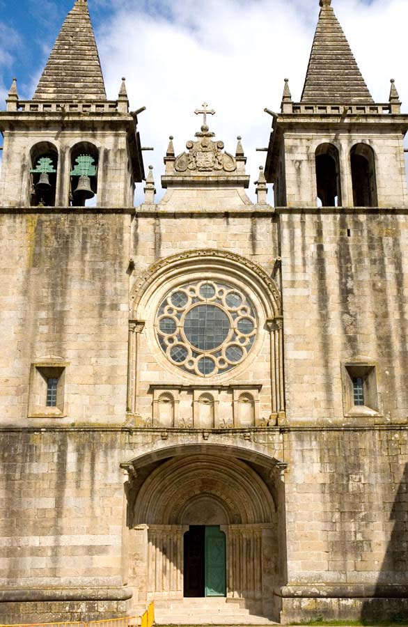 Fachada principal do Mosteiro de Santa Maria de Pombeiro