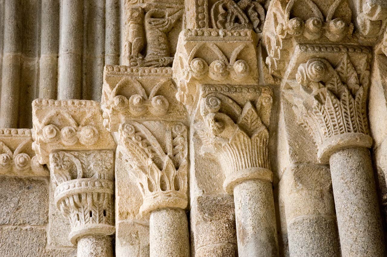 Pormenor do portal principal do Mosteiro de Pombeiro