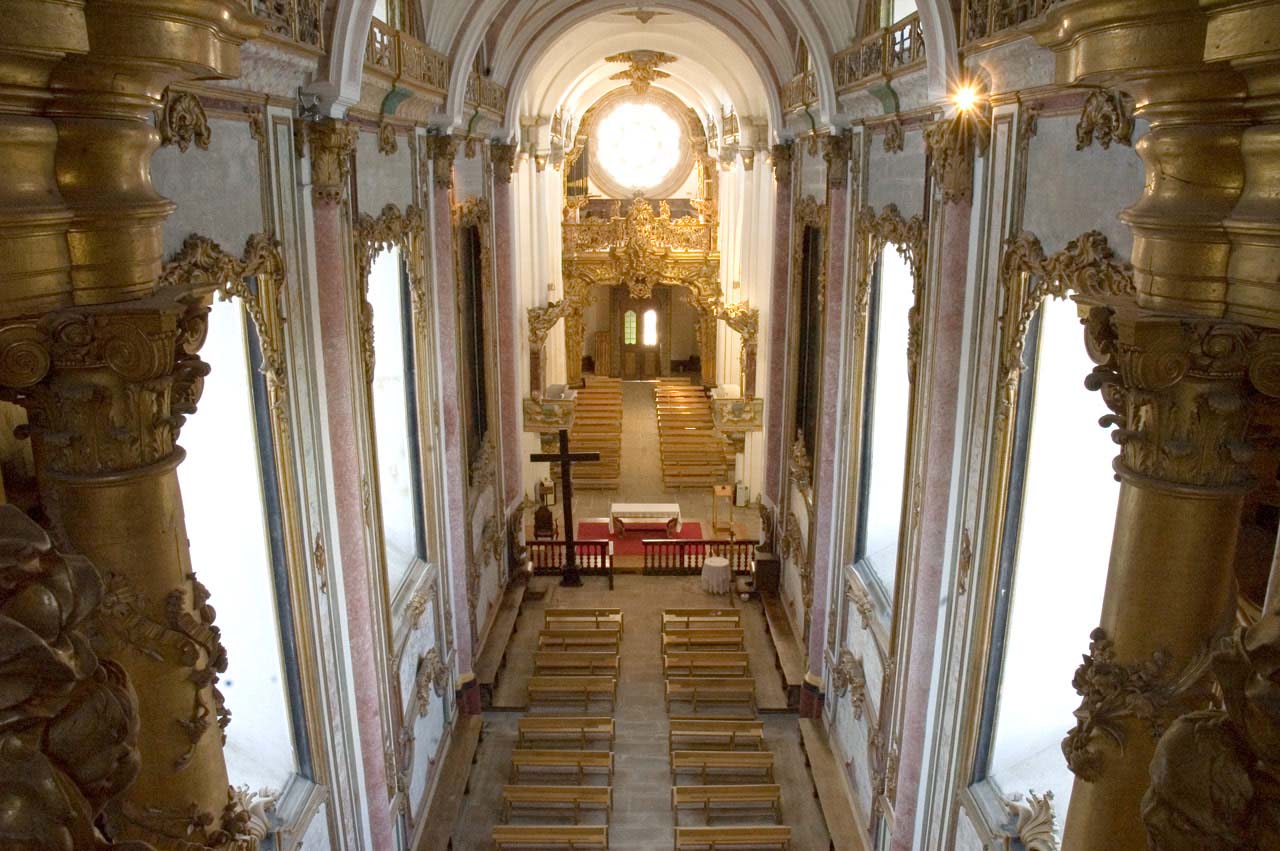Perspetiva da capela-mor e nave central da igreja do Mosteiro de Santa Maria de Pombeiro