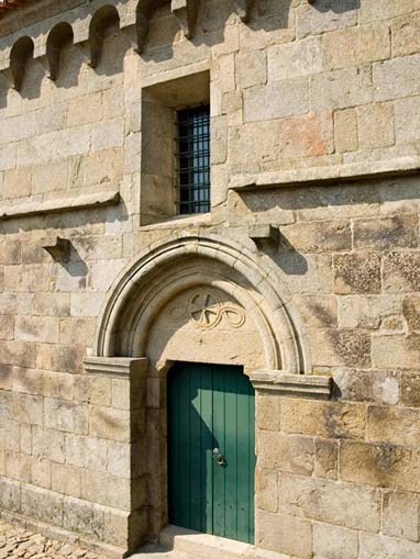 Portal lateral da Igreja de São Vicente de Sousa