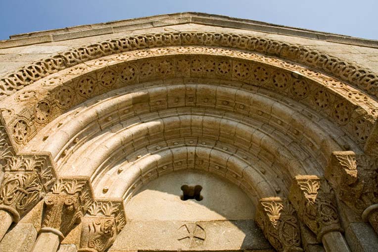 Pormenor do portal principal de São Vicente de Sousa