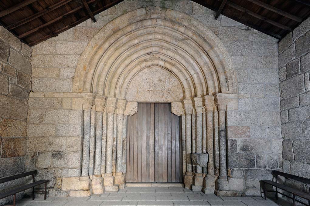 Portal principal do Mosteiro de São Martinho de Mancelos