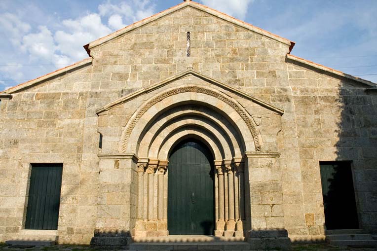 Fachada principal da Igreja de Santa Maria de Airães
