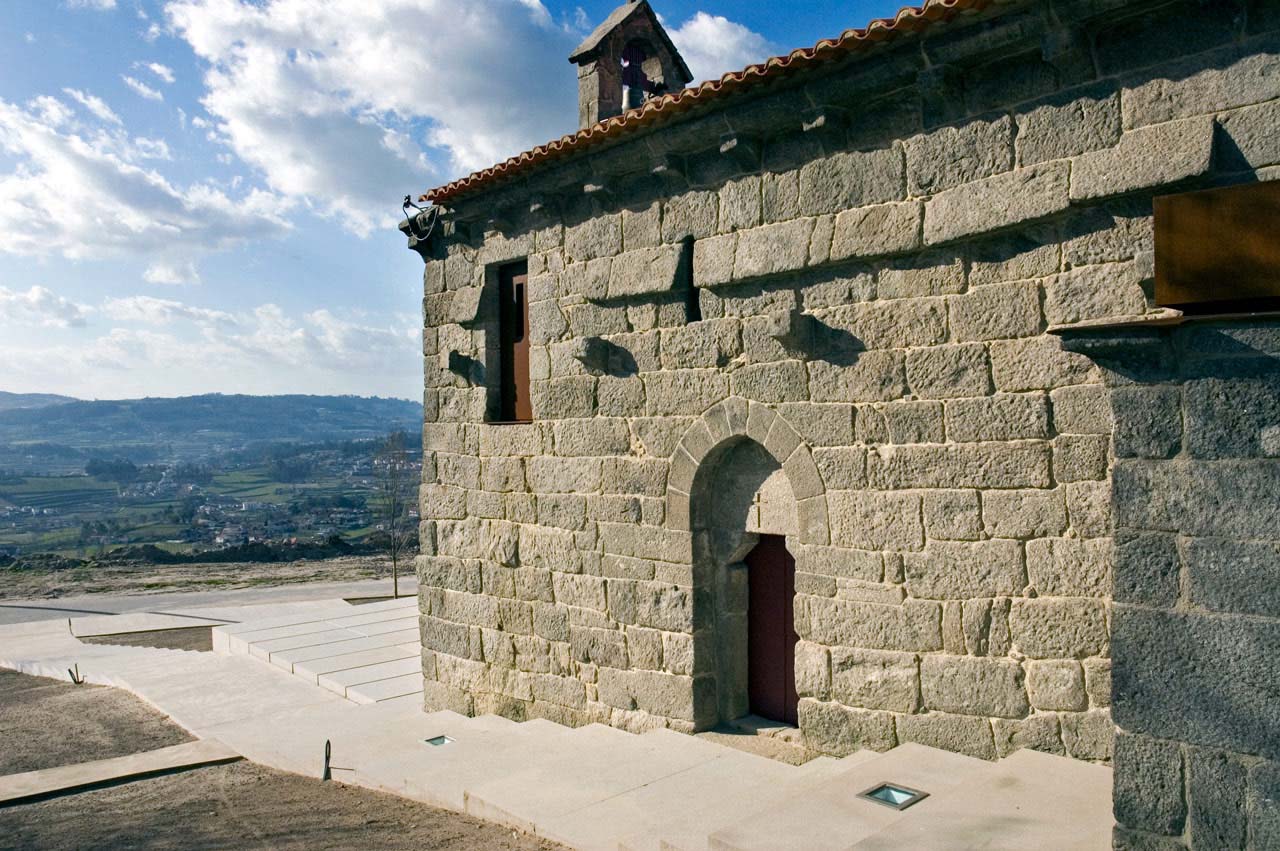 Fachada lateral sul da Igreja de São Mamede de Vila Verde