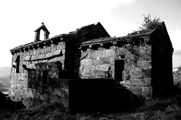 Fachada lateral sul da Igreja de São Mamede de Vila Verde no passado