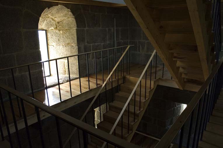 Perspetiva da janela retangular da Torre de Vilar
