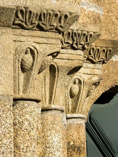 Friso e capitéis do portal principal da Igreja do Salvador de Aveleda