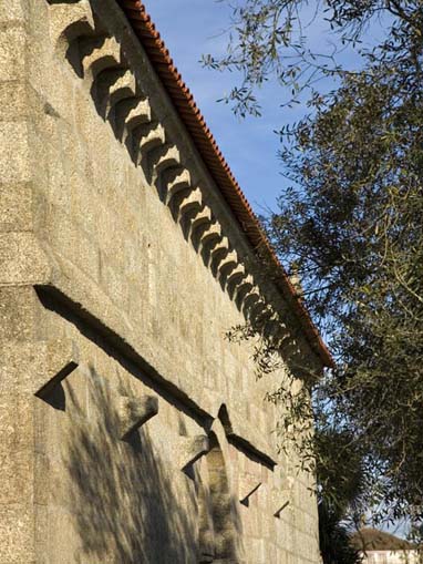 Fachada lateral sul da Igreja do Salvador de Aveleda