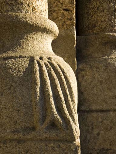 Pormenor da base no portal da Igreja do Salvador de Aveleda