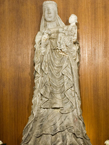 Imagem medieval, em pedra calcária, de Santa Maria