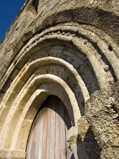 Pormenor do portal principal da Igreja de Santa Maria de Meinedo