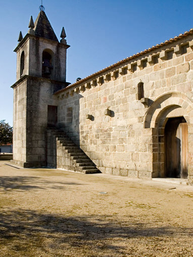 Perspetiva da fachada lateral sul da Igreja de Santa Maria de Meinedo